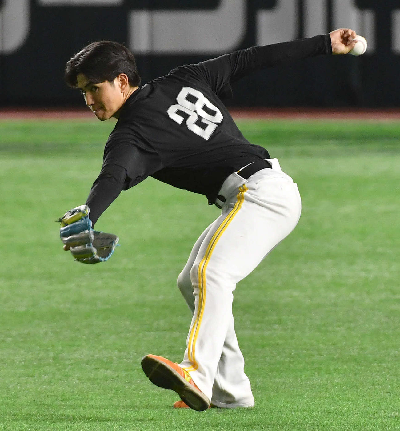 キャッチボールを行う高橋礼（撮影・岩下翔太）