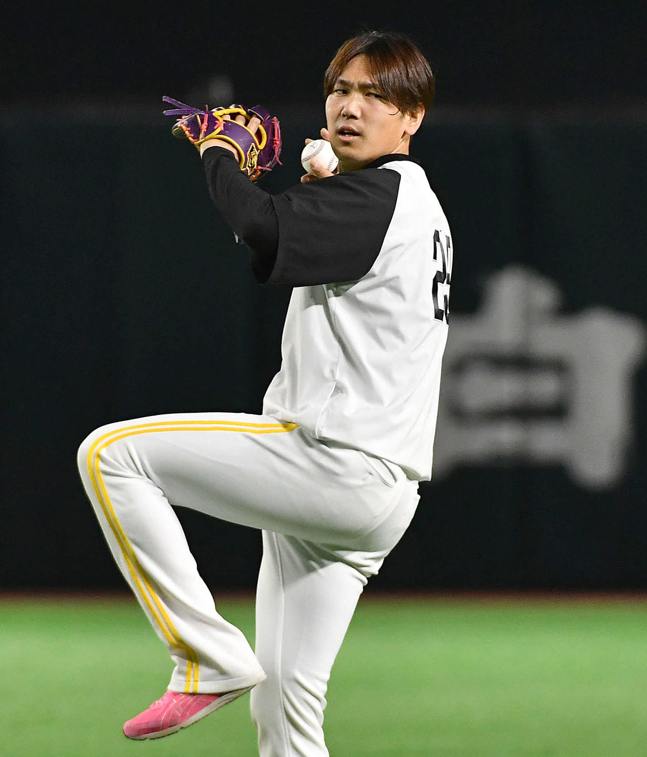 キャッチボールを行う石川（撮影・岩下翔太）