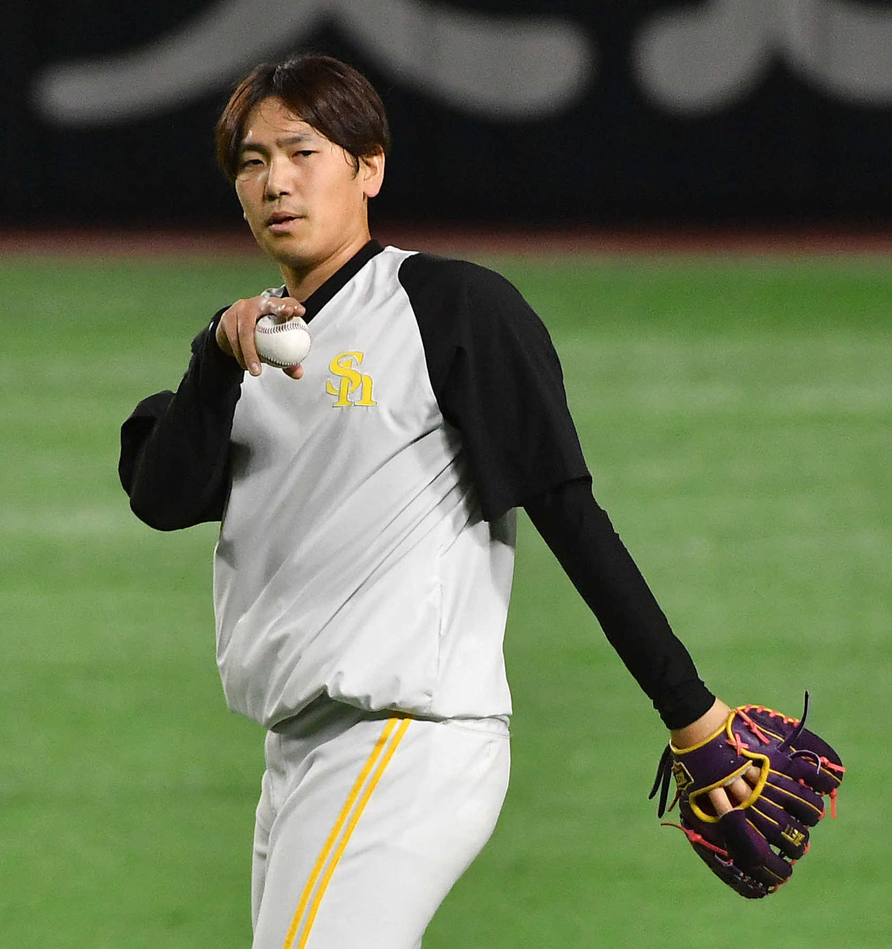 キャッチボールを行う石川（撮影・岩下翔太）
