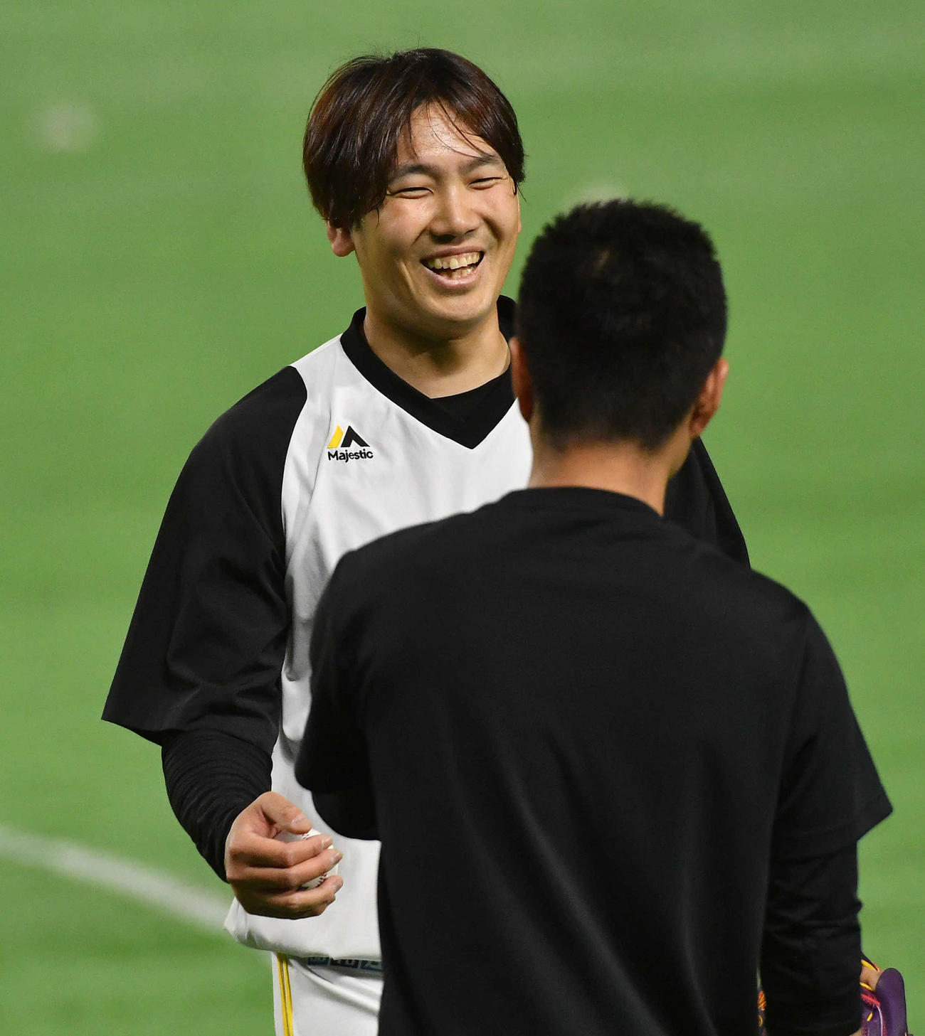 キャッチボールを終えて笑顔を見せる石川（撮影・岩下翔太）