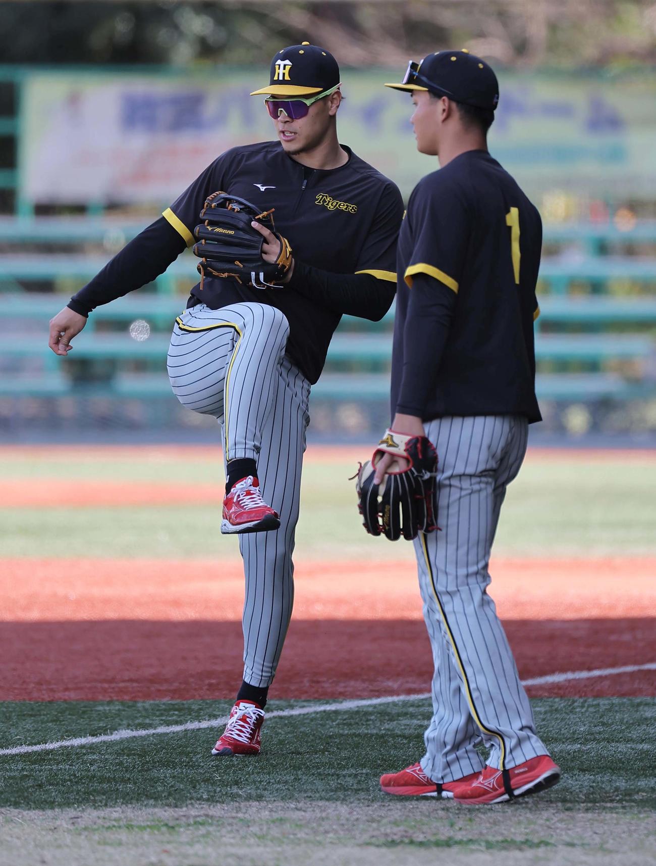 キャッチボールをする佐藤輝（左）と森下（撮影・上田博志）
