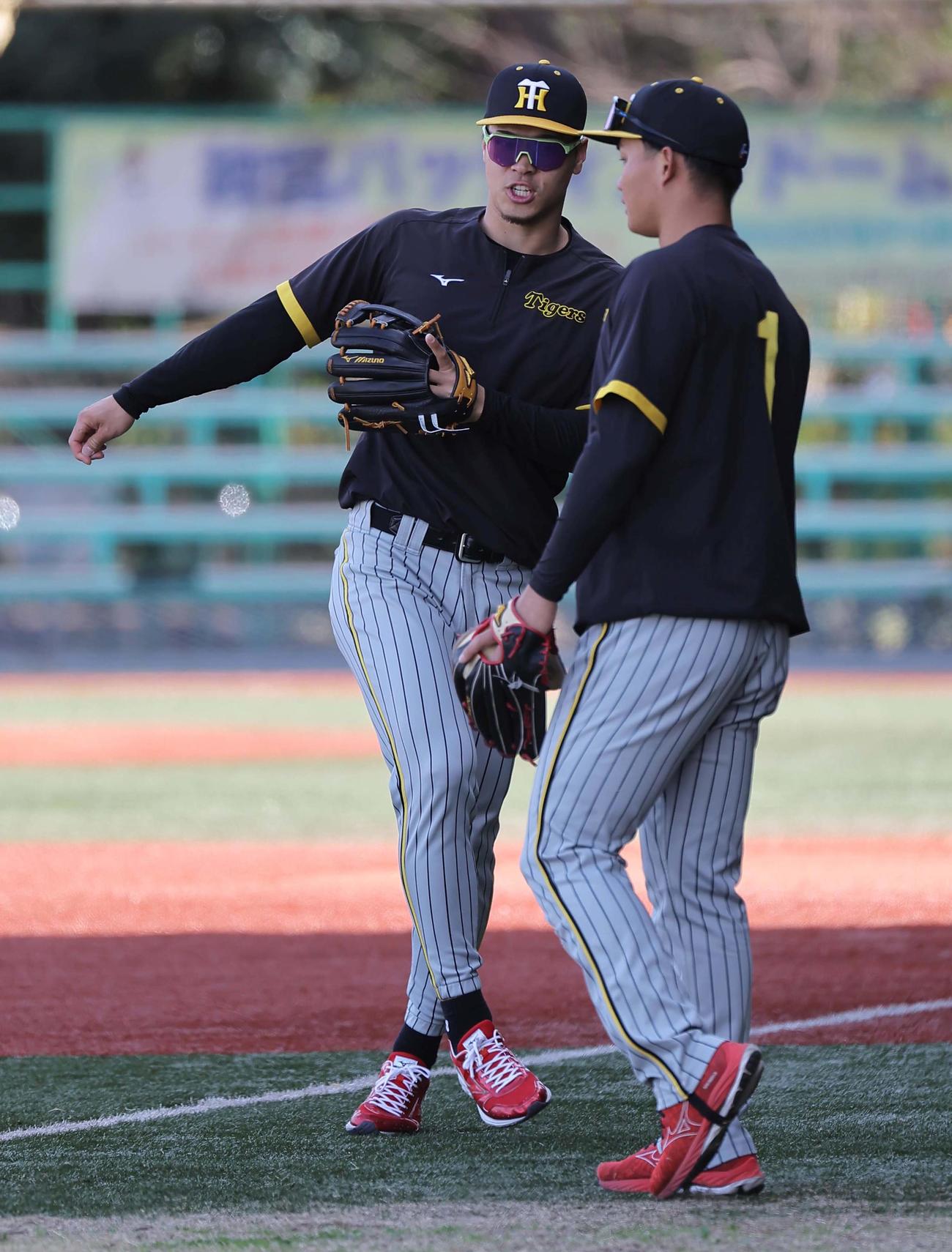 キャッチボールで調整する佐藤輝（左）と森下（撮影・上田博志）