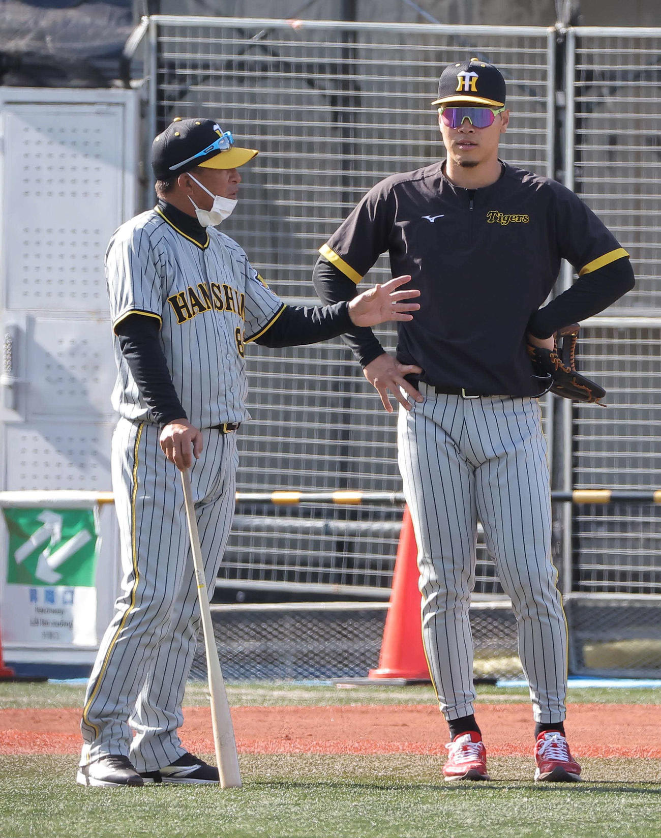 ノックの後、馬場コーチ（左）と話をする佐藤輝（撮影・上田博志）