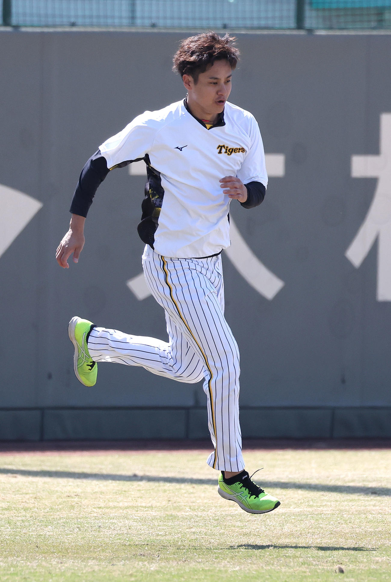 投手指名練習で横にジャンプする大竹（撮影・白石智彦）