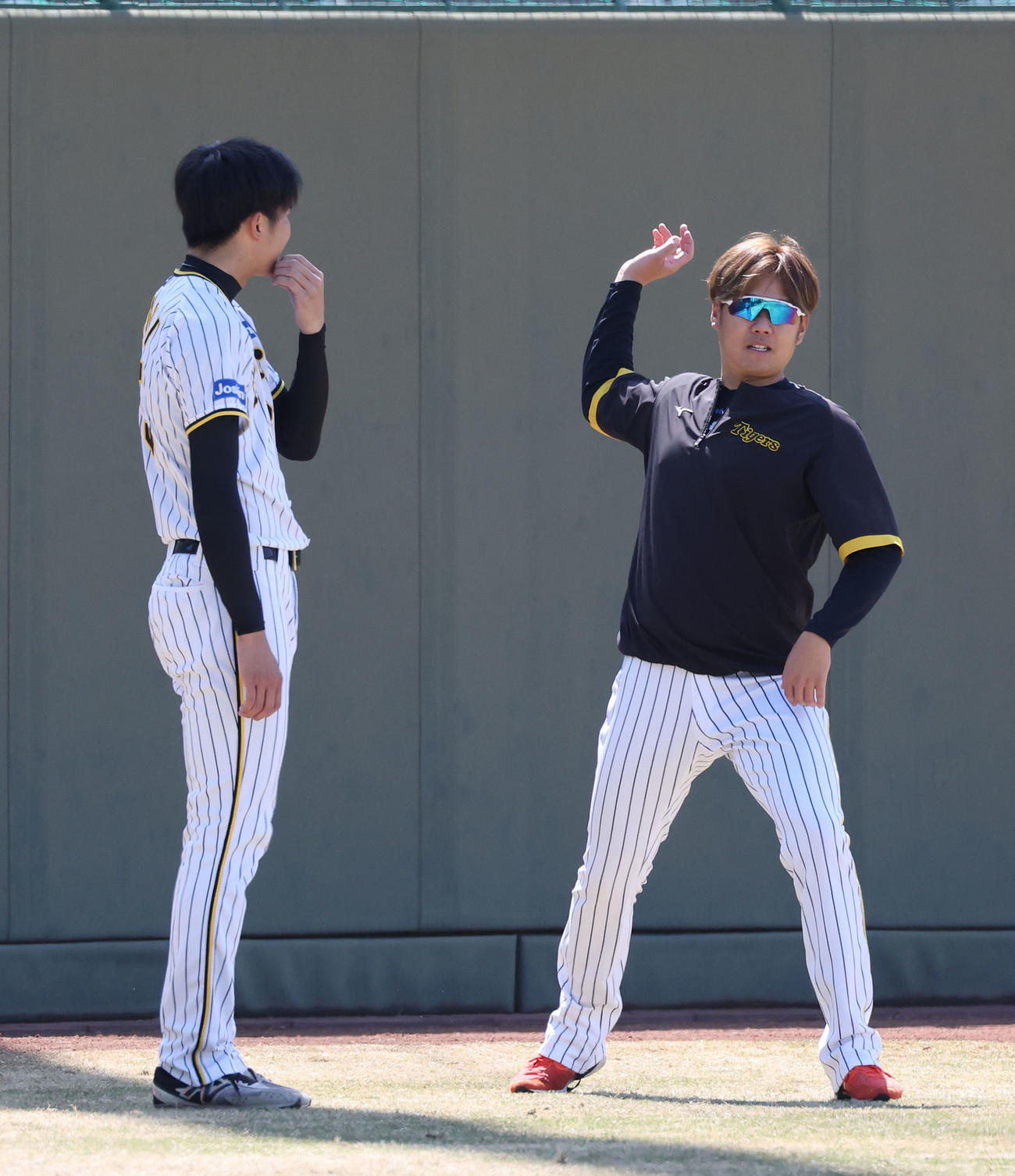 投手指名練習で身ぶりを交え会話する西勇（右）と才木（撮影・白石智彦）