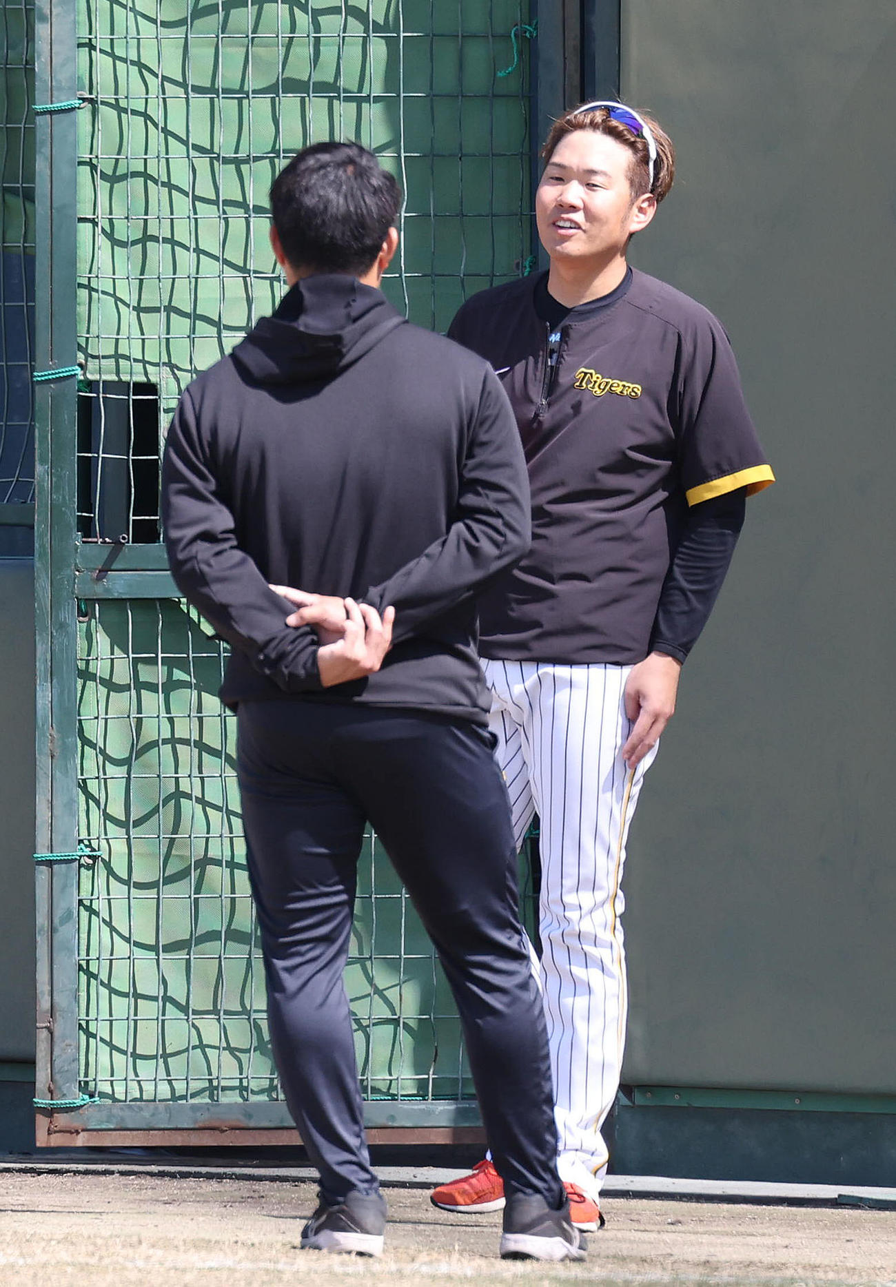 投手指名練習で談笑する西勇（撮影・白石智彦）