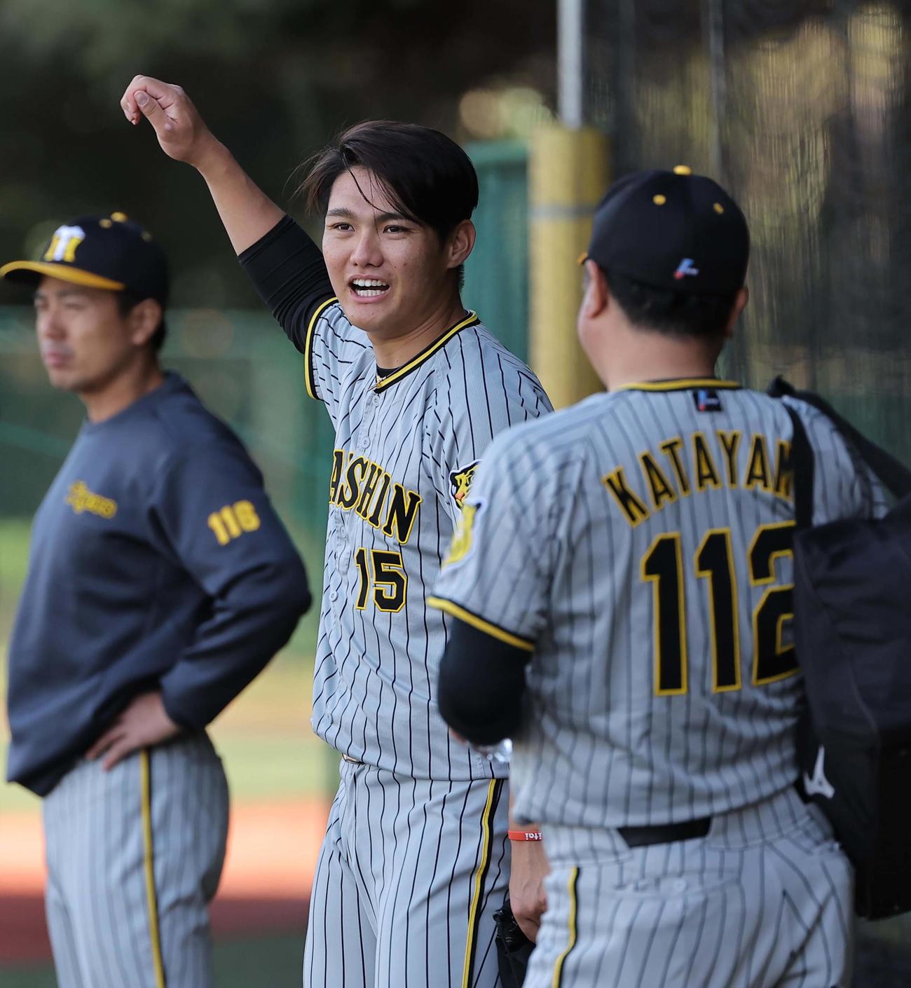 投球練習を終えた西純（中央）は片山ブルペン捕手と話をする（撮影・上田博志）