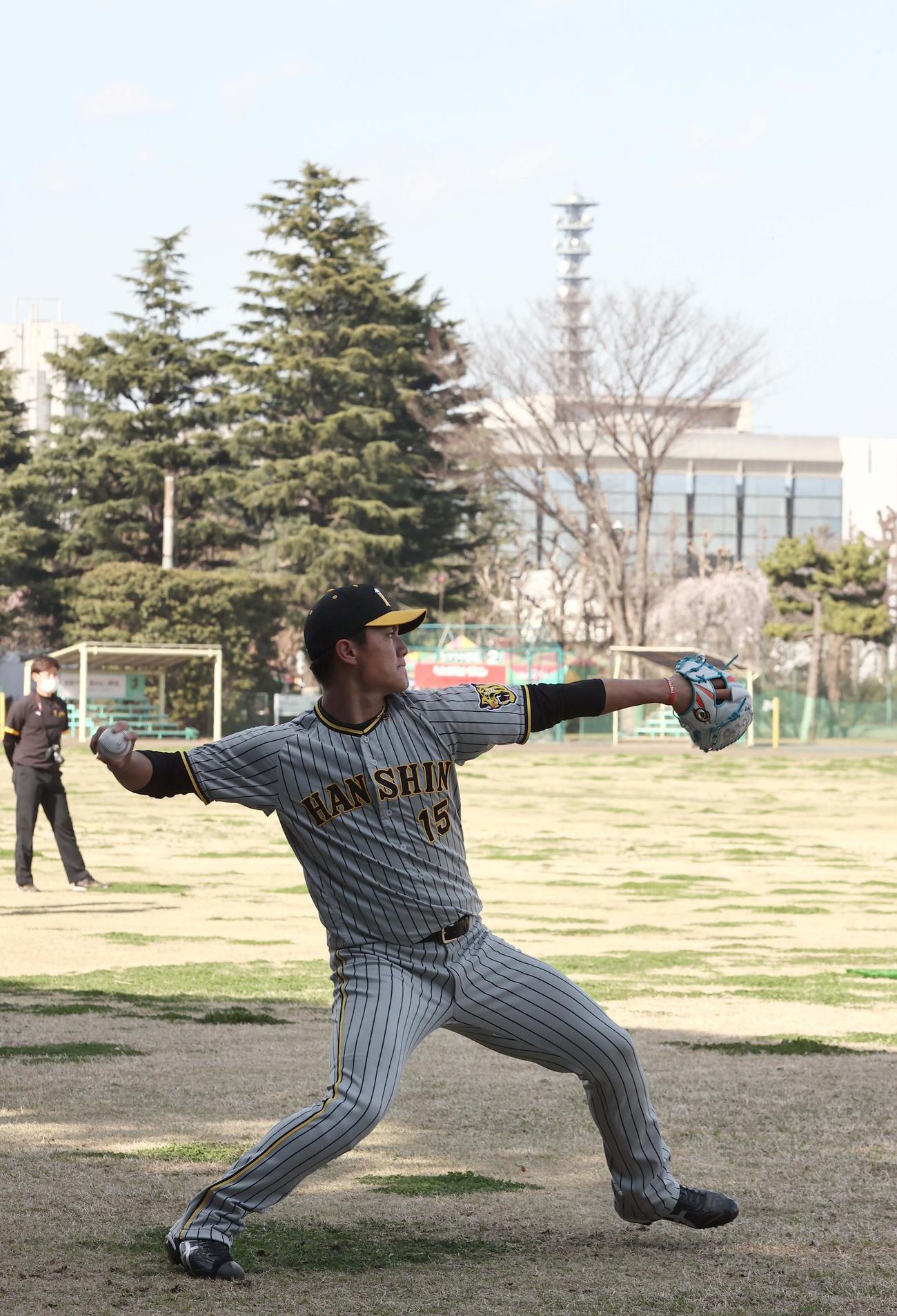 キャッチボールで調整する西純（撮影・上田博志）