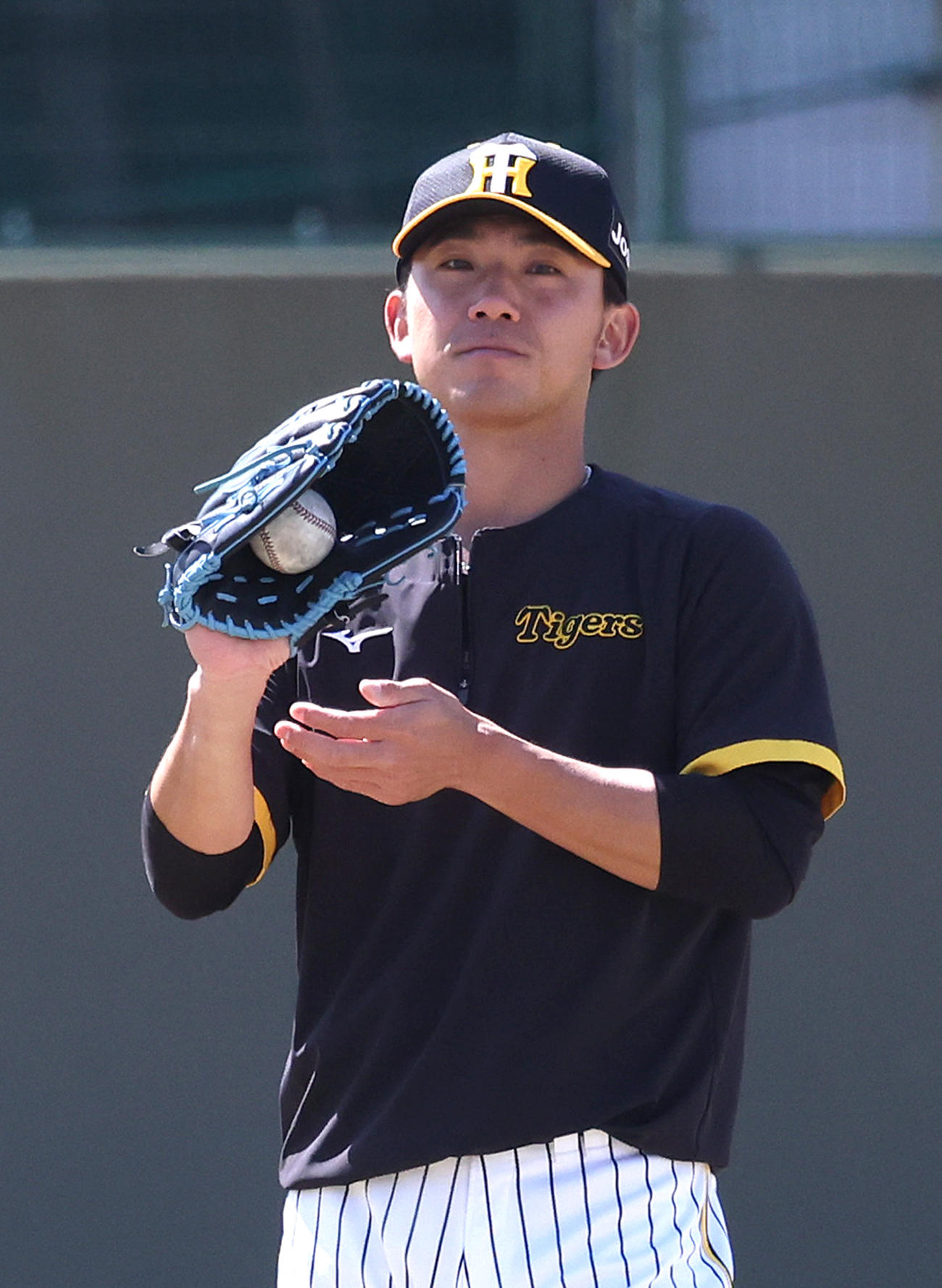投手指名練習でキャッチボールする伊藤将（撮影・白石智彦）