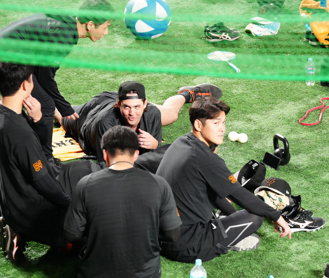 巨人対DeNA　試合前練習中、WBC準決勝の中継をスマホで見る巨人投手陣（撮影・江口和貴）
