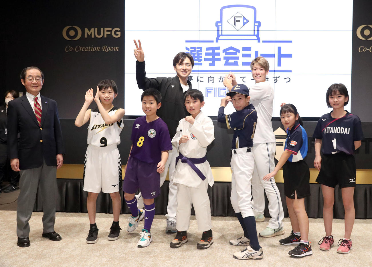 ファイターズ選手会シート設置会見で子供たちと一緒に記念撮影に応じる左から北海道スポーツ協会生島副会長、上沢、松本剛（撮影・佐藤翔太）