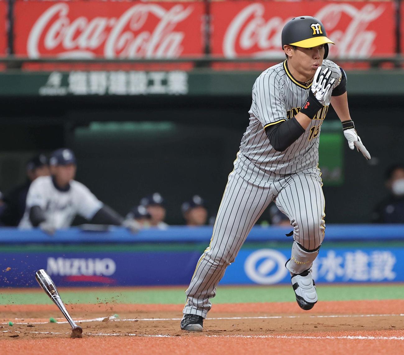 西武対阪神　3回表阪神2死、西純は投手強襲の内野安打を放つ（撮影・上田博志）