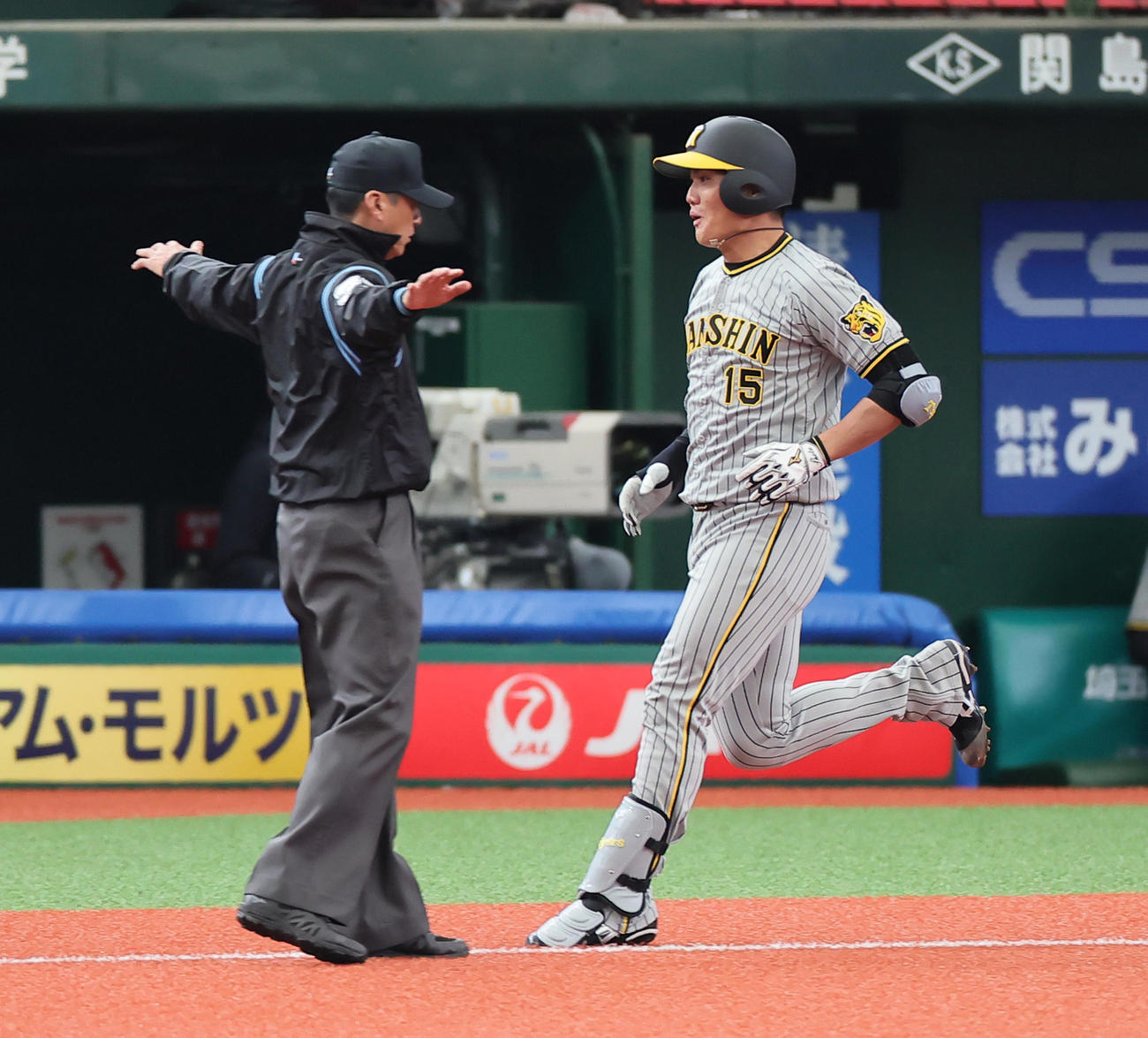 西武対阪神　3回表阪神2死、西純は投手松本を強襲する内野安打を放つ（撮影・足立雅史）