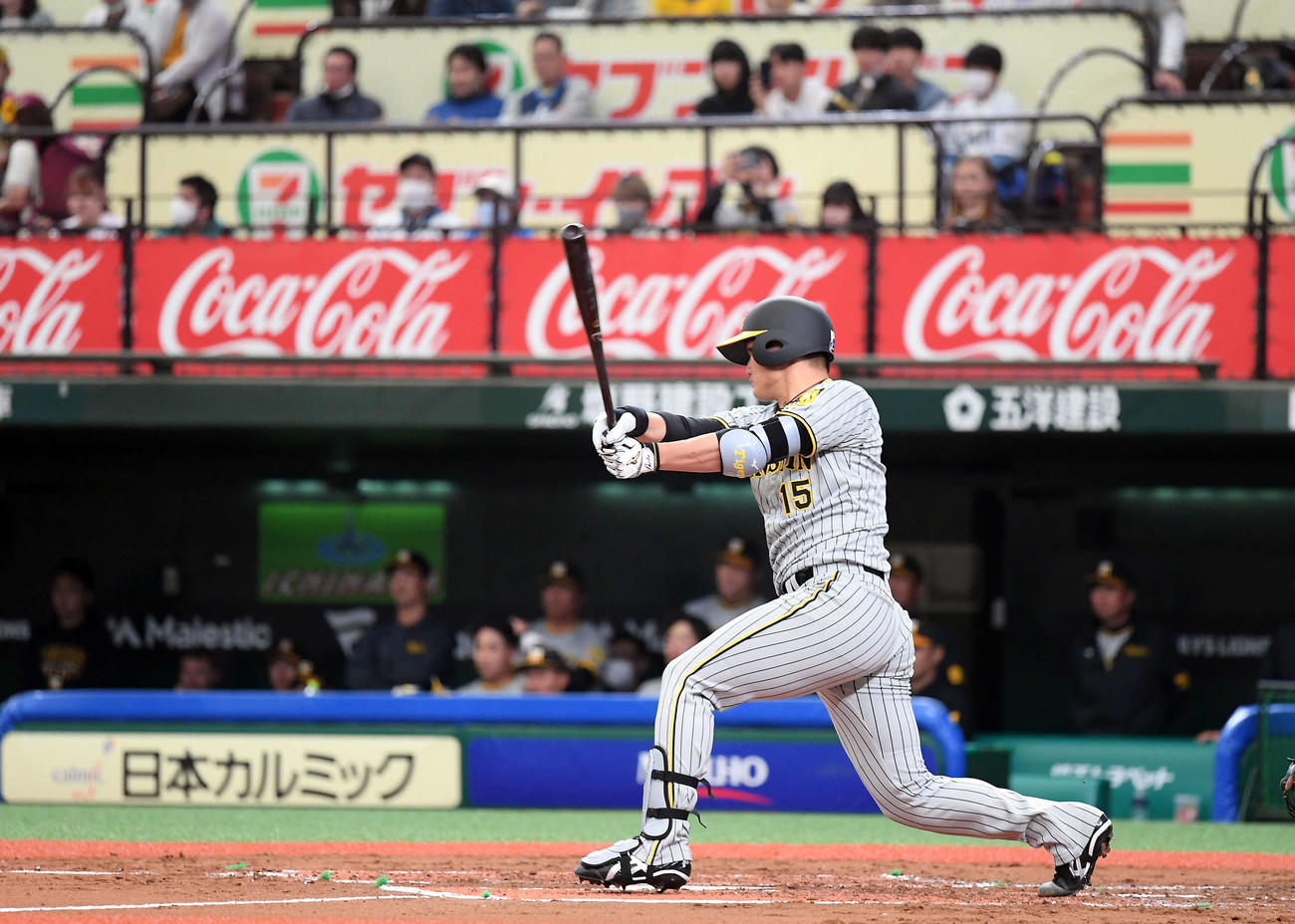 西武対阪神　3回表阪神2死、投手内野安打を放つ西純（撮影・たえ見朱実）