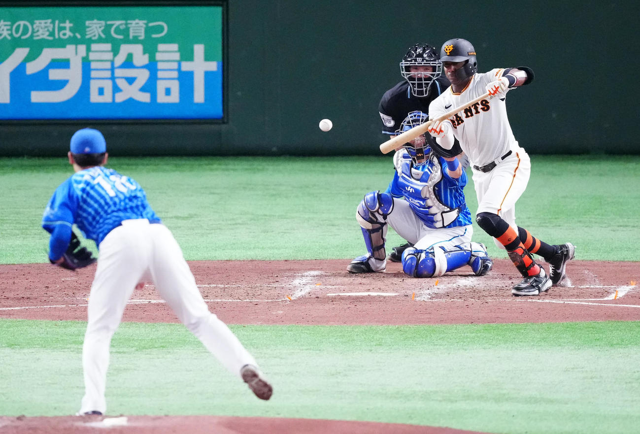 巨人対DeNA 4回裏巨人1死一塁、送りバントを決めるブリンソン。投手小園（撮影・江口和貴）