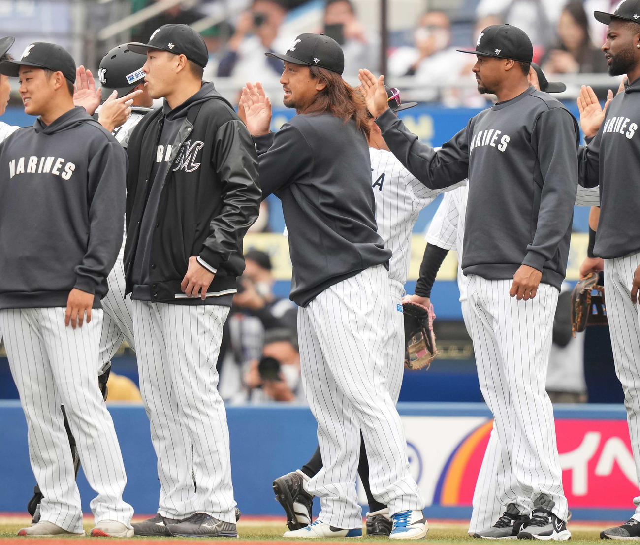 ロッテ対広島　広島に勝利し、ナインを迎えるロッテ沢村（中央）と西野（左から2人目）（撮影・鈴木みどり）
