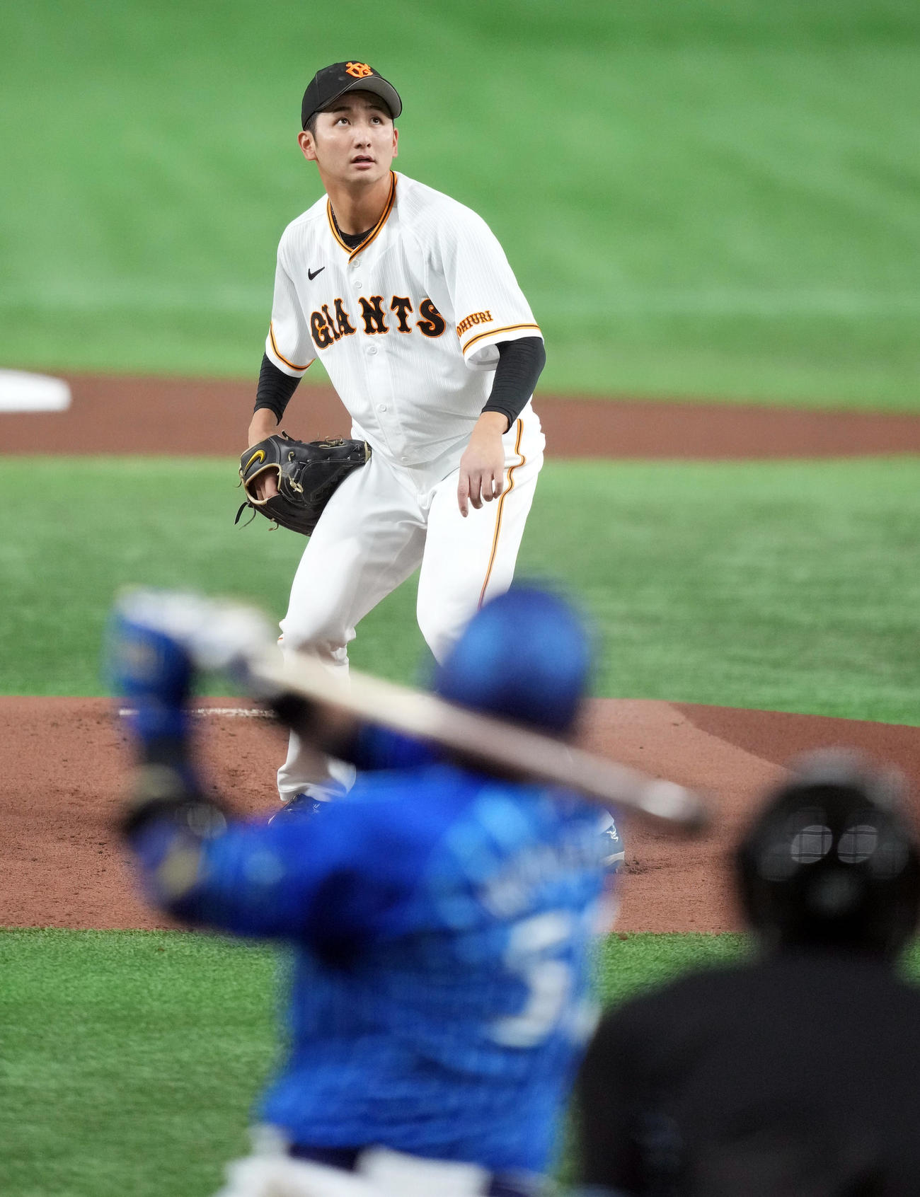 巨人対DeNA 1回表DeNA1死、宮崎を右飛に打ち取る巨人先発の横川（撮影・狩俣裕三）