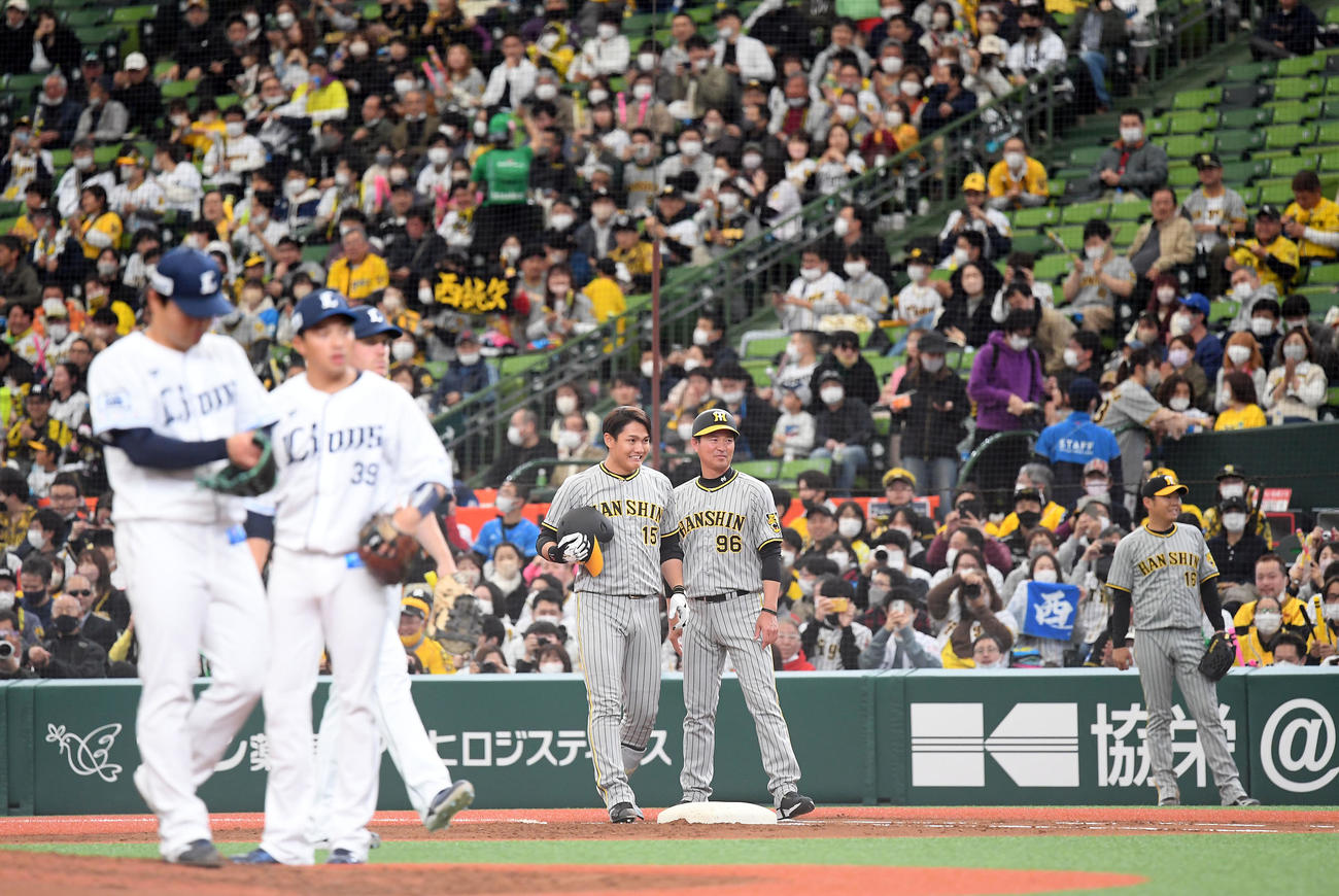 西武対阪神　3回表阪神2死、投手松本に打球が当たり、必死で一塁を駆け抜けた西純は投安とする（撮影・たえ見朱実）