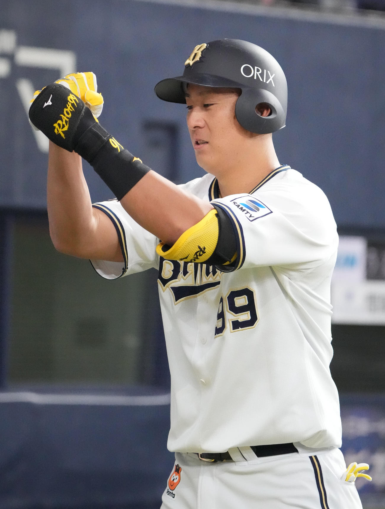 オリックス対中日戦　6回裏オリックス1死、左越え本塁打を放ちペッパーミルパフォーマンスを披露する杉本（撮影・森本幸一）