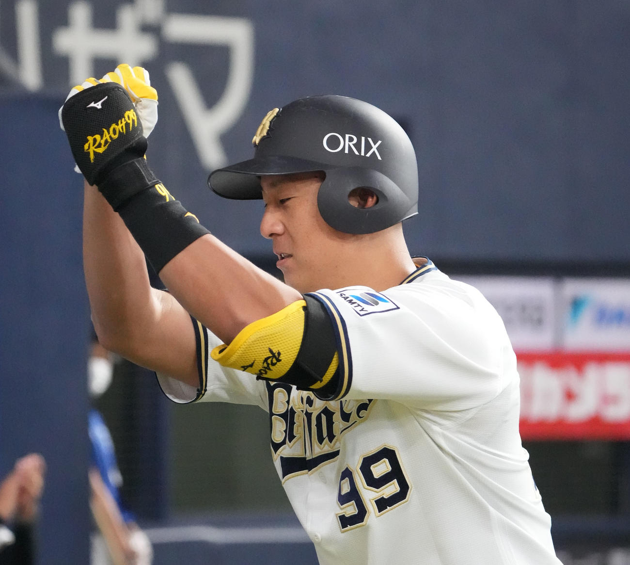 オリックス対中日戦　6回裏オリックス1死、左越え本塁打を放ちペッパーミルパフォーマンスを披露する杉本（撮影・森本幸一）