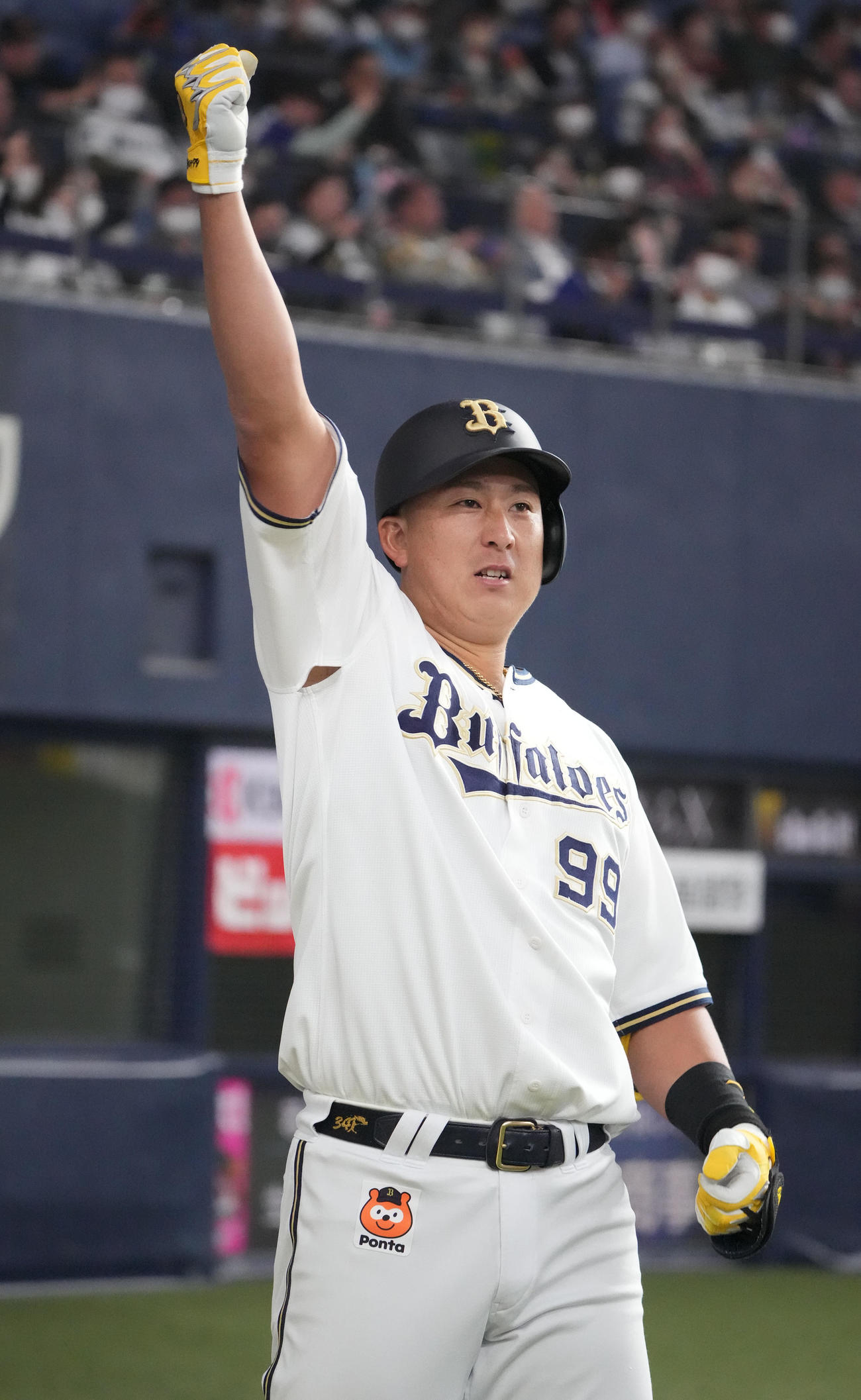 オリックス対中日戦　6回裏オリックス1死、左越え本塁打を放ちポーズを決める杉本（撮影・森本幸一）