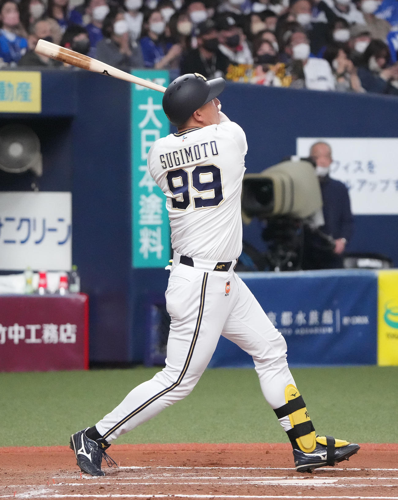 オリックス対中日戦　6回裏オリックス1死、左越え本塁打を放つ杉本（撮影・森本幸一）