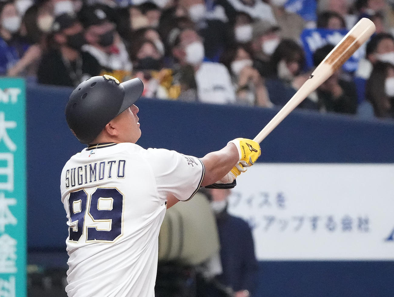 オリックス対中日戦　6回裏オリックス1死、左越え本塁打を放つ杉本（撮影・森本幸一）