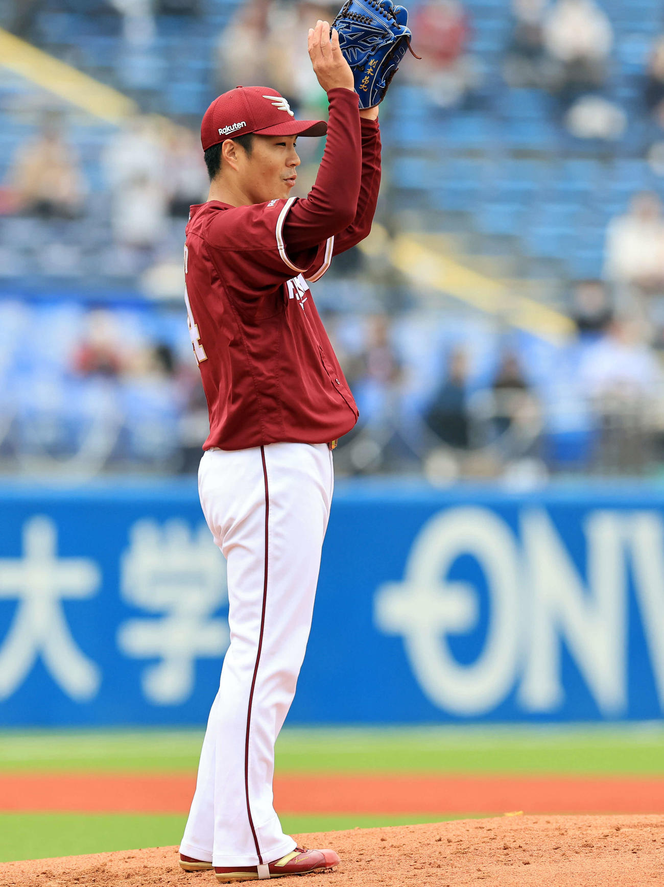 ヤクルト対楽天　2回裏ヤクルト2死、内山の打球を好送球した山崎に拍手する則本（撮影・浅見桂子）