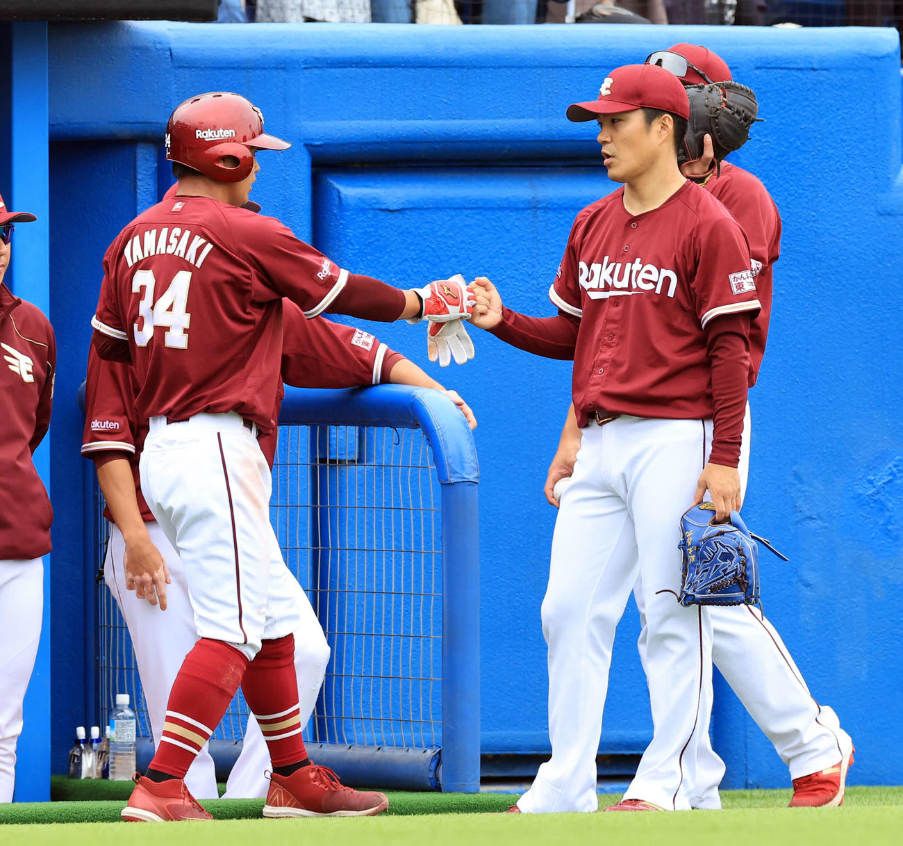 ヤクルト対楽天　3回表楽天1死二、三塁、辰己の先制左適時打で生還した山崎（左）をグータッチで迎える則本（撮影・浅見桂子）