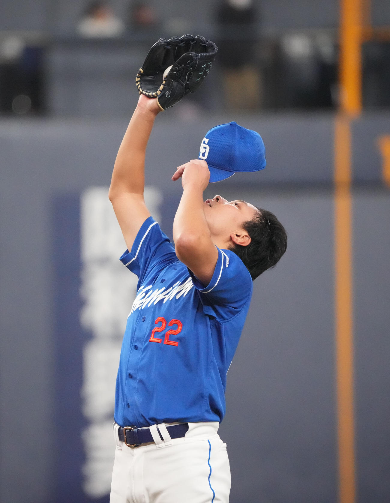 オリックス対中日戦　5回裏オリックス1死二塁、汗を拭う大野雄（撮影・森本幸一）