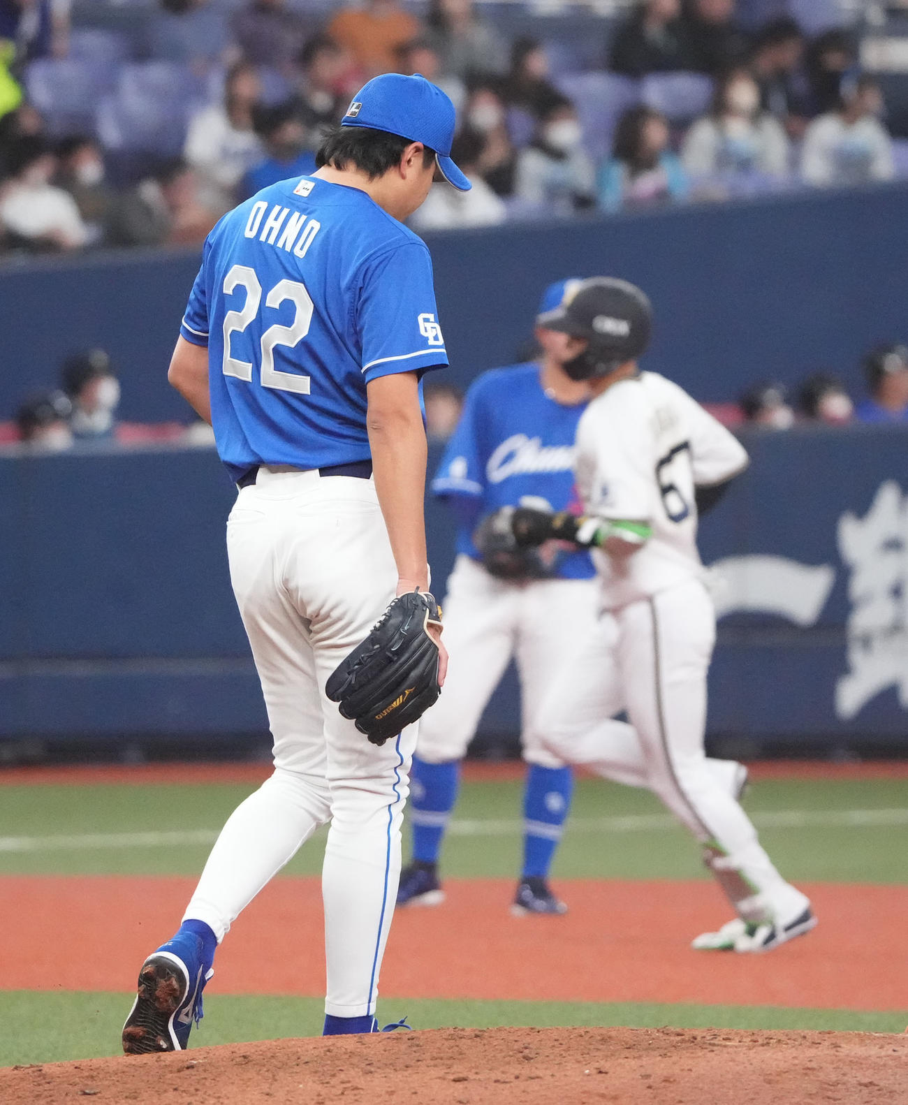 オリックス対中日戦　5回裏オリックス1死、中川圭に左越え本塁打を打たれた大野雄（左）（撮影・森本幸一）