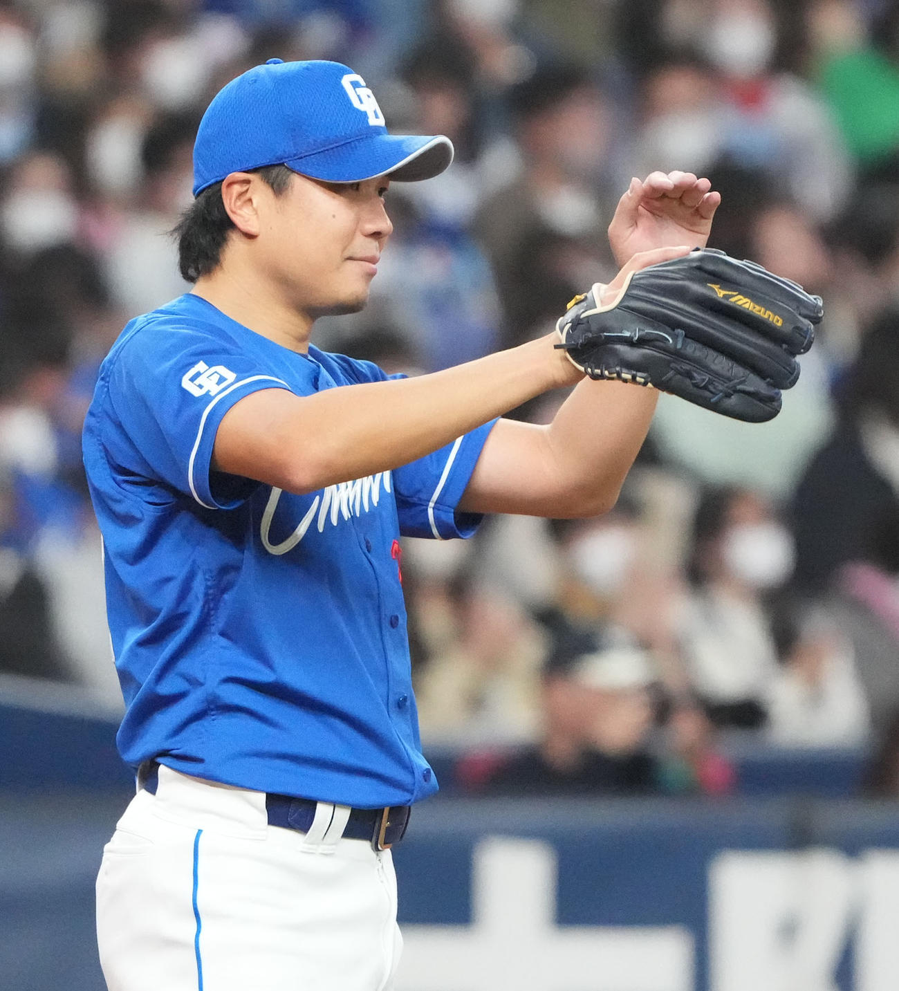 オリックス対中日戦　5回裏オリックス攻撃終了、龍空の好守備に手を叩く大野雄（撮影・森本幸一）
