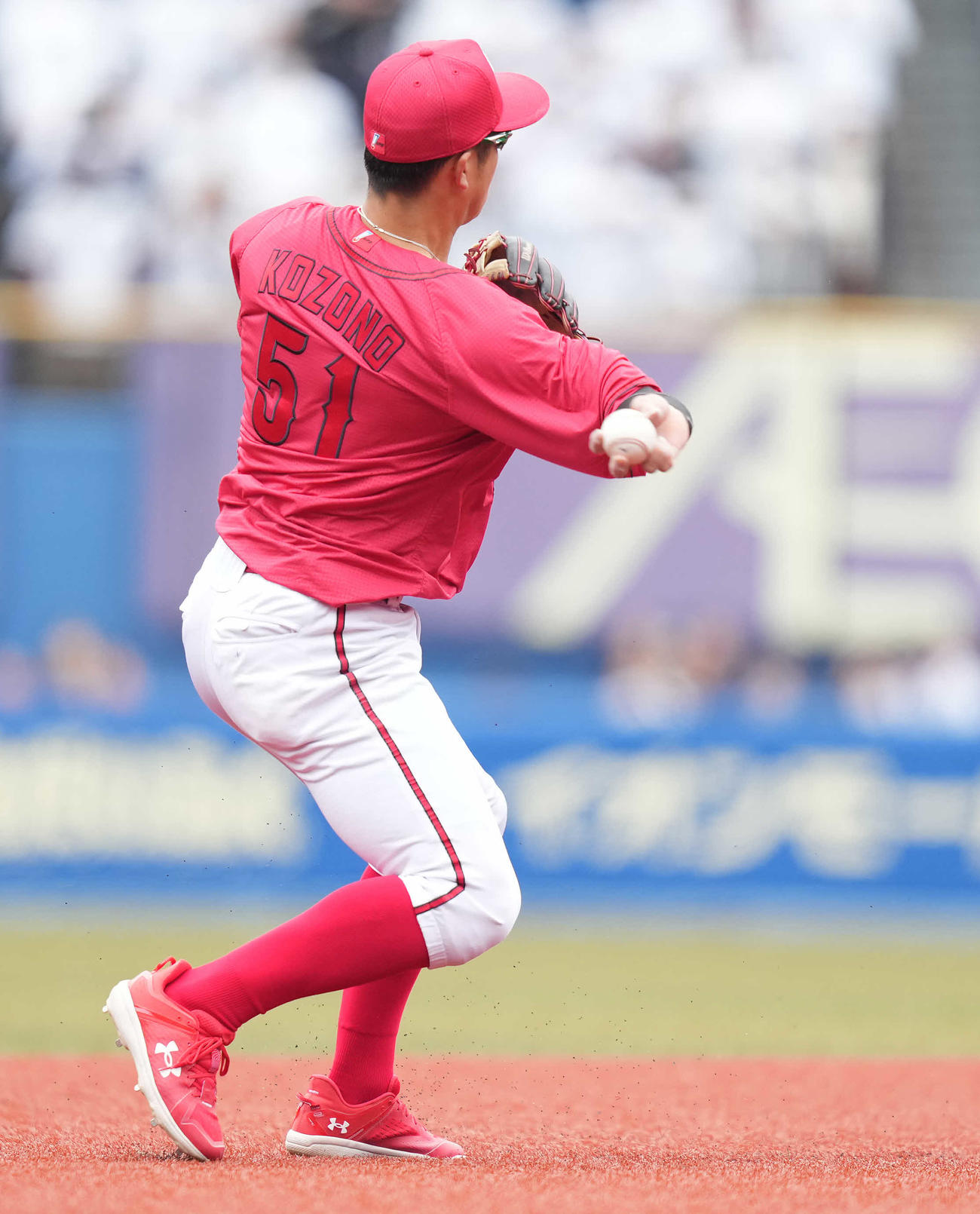 ロッテ対広島　3回裏ロッテ1死一塁、松川の遊ゴロ二塁へ送球する遊撃手小園（撮影・鈴木みどり）