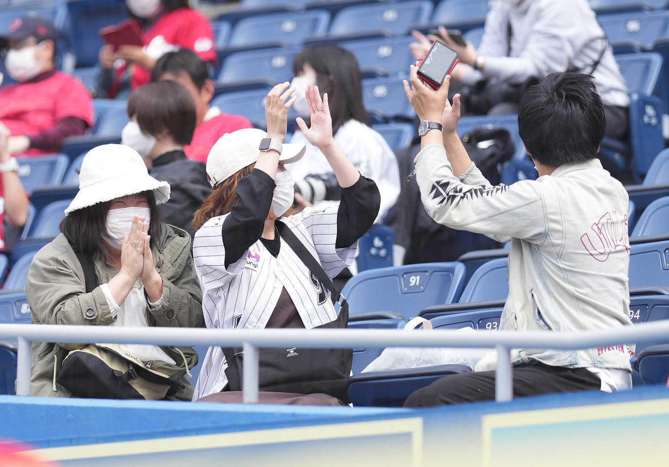 ロッテ対広島　WBCで日本がサヨナラ勝ちし、沸くファン（撮影・鈴木みどり）