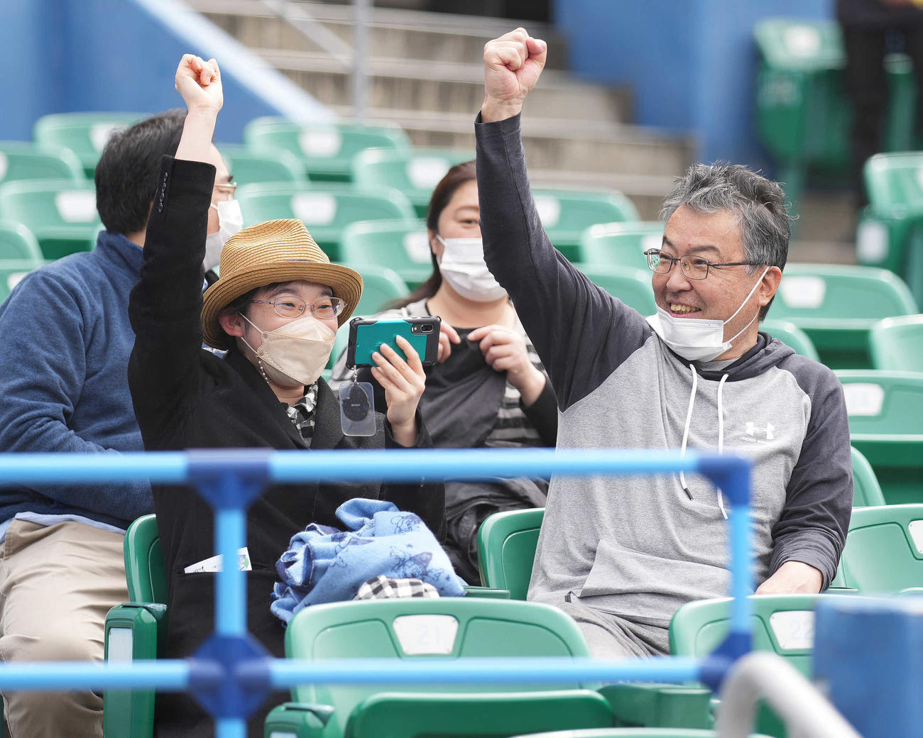 ロッテ対広島　WBCで日本がサヨナラ勝ちし、沸くファ（撮影・鈴木みどり）
