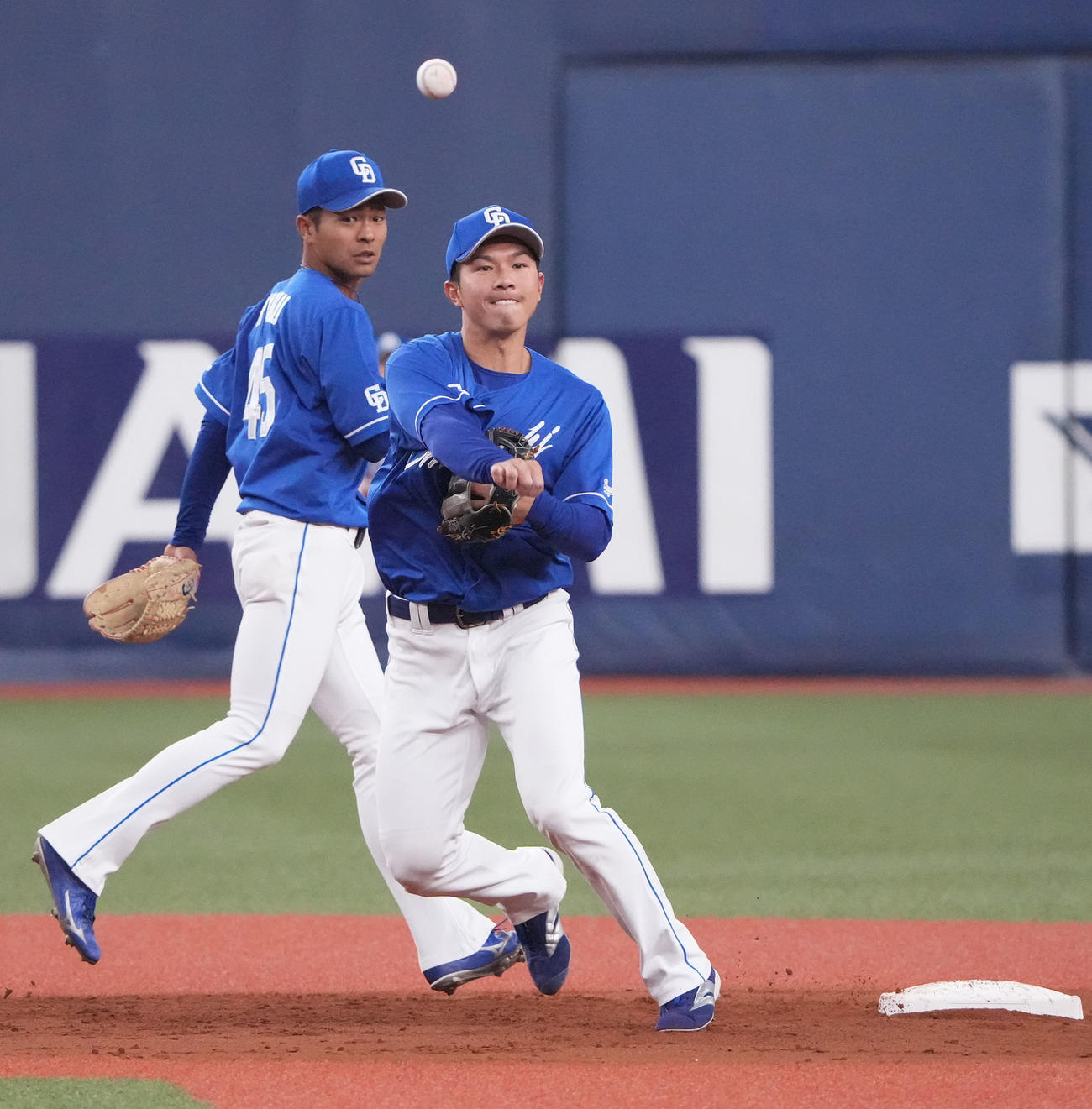 オリックス対中日戦　3回裏オリックス1死一塁、二塁封殺後一塁へ送球する福永（右）左は遊撃手・龍空（撮影・森本幸一）
