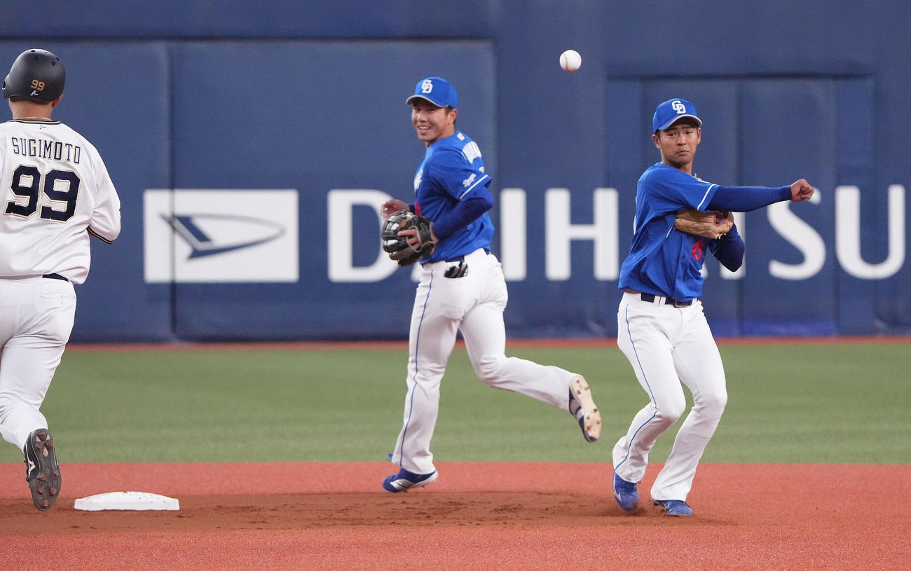 オリックス対中日戦　2回裏オリックス無死一塁、二塁封殺後、一塁へ送球する龍空（右）中央は福永（撮影・森本幸一）
