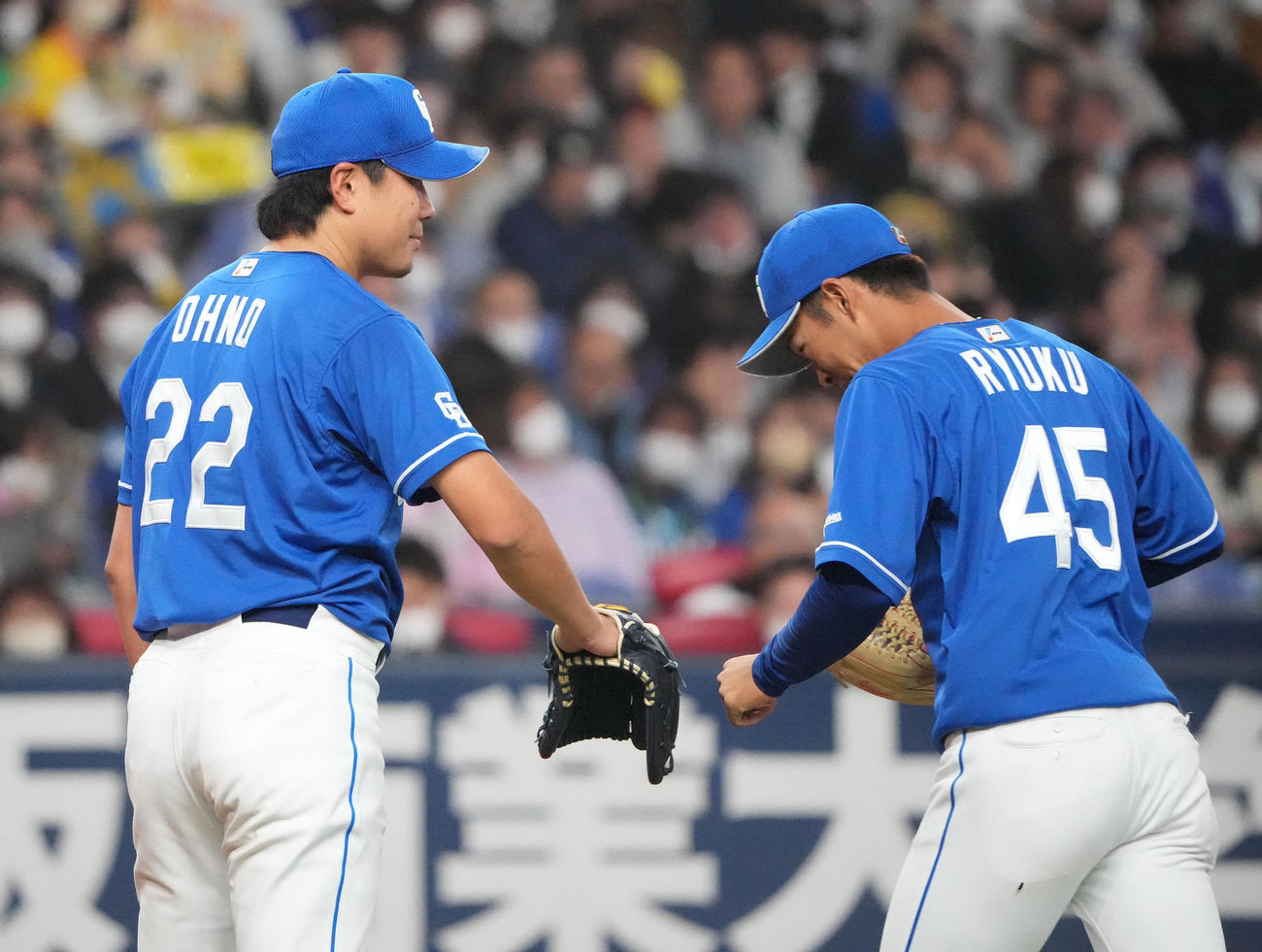 オリックス対中日戦　5回裏オリックス攻撃終了、好守備の龍空とタッチを交わす大野雄（右）（撮影・森本幸一）