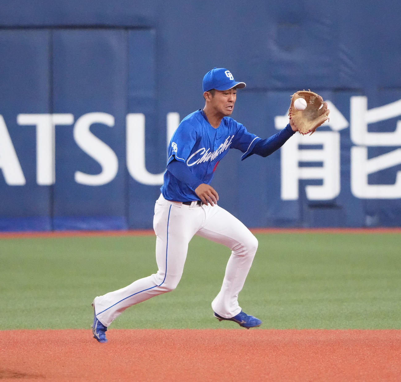 オリックス対中日戦　5回裏オリックス2死二塁、佐野皓の遊ゴロを好守でアウトにする龍空（撮影・森本幸一）