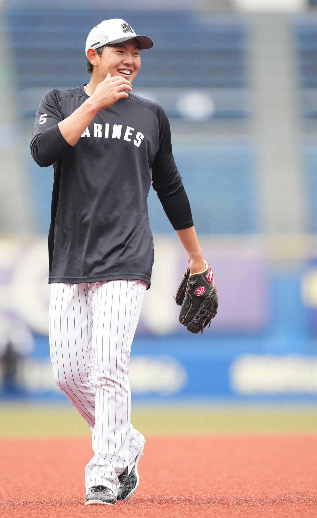 ロッテ対広島　試合前練習で笑顔のロッテ安田（撮影・鈴木みどり）