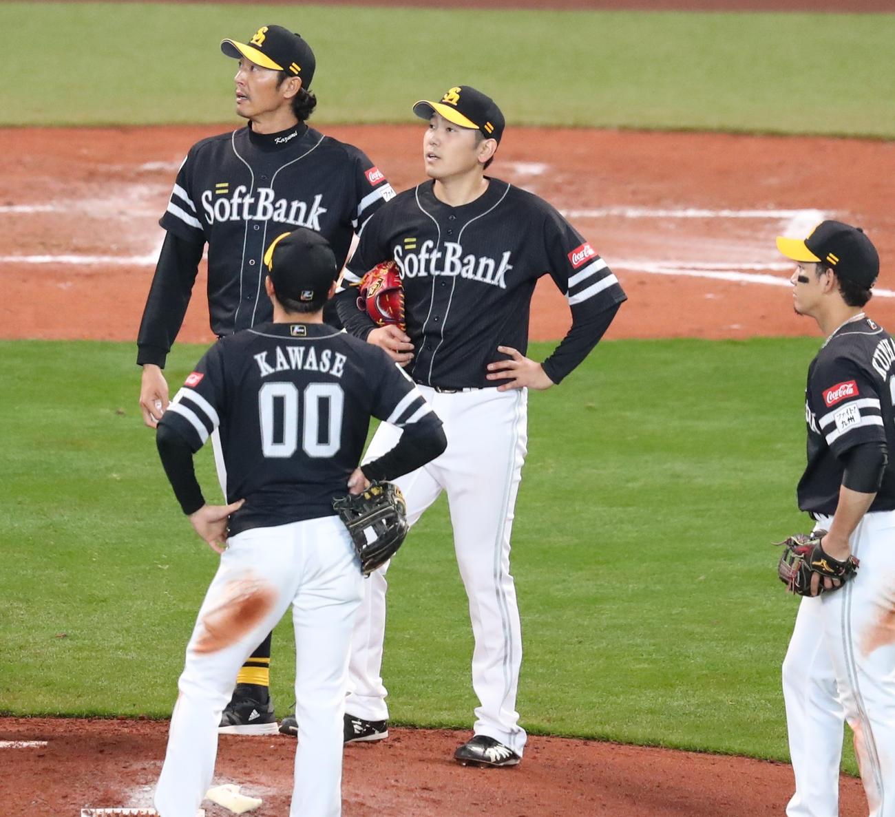 日本ハム対ソフトバンク　6回途中降板する石川（中央）（撮影・黒川智章）