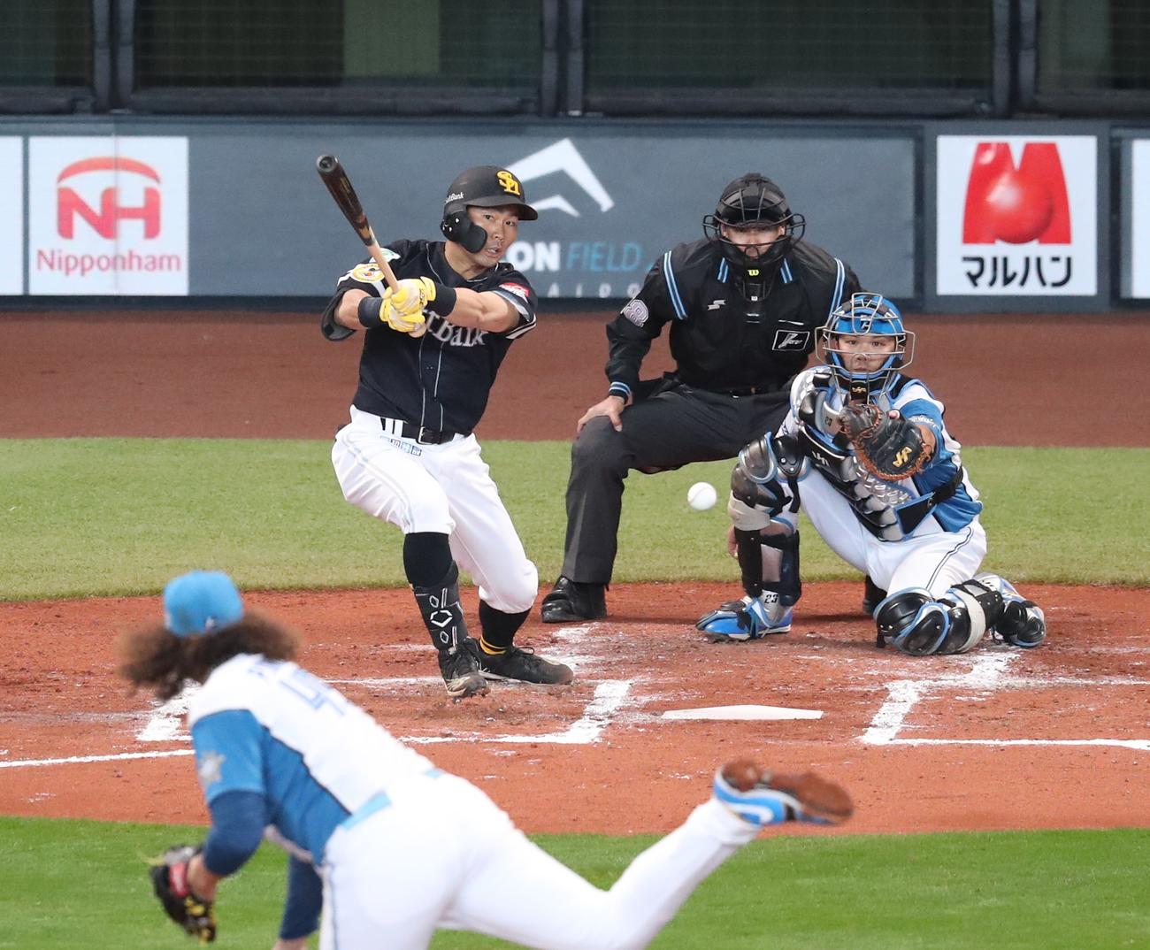 日本ハム対ソフトバンク　2回表ソフトバンク1死一、二塁、中前打を放つ中村晃（撮影・黒川智章）