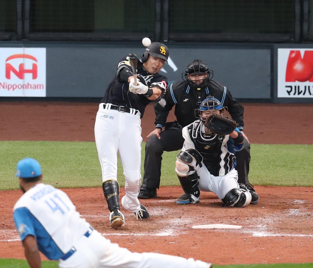 日本ハム対ソフトバンク　9回表ソフトバンク2死、右前打を放つ柳田（撮影・黒川智章）