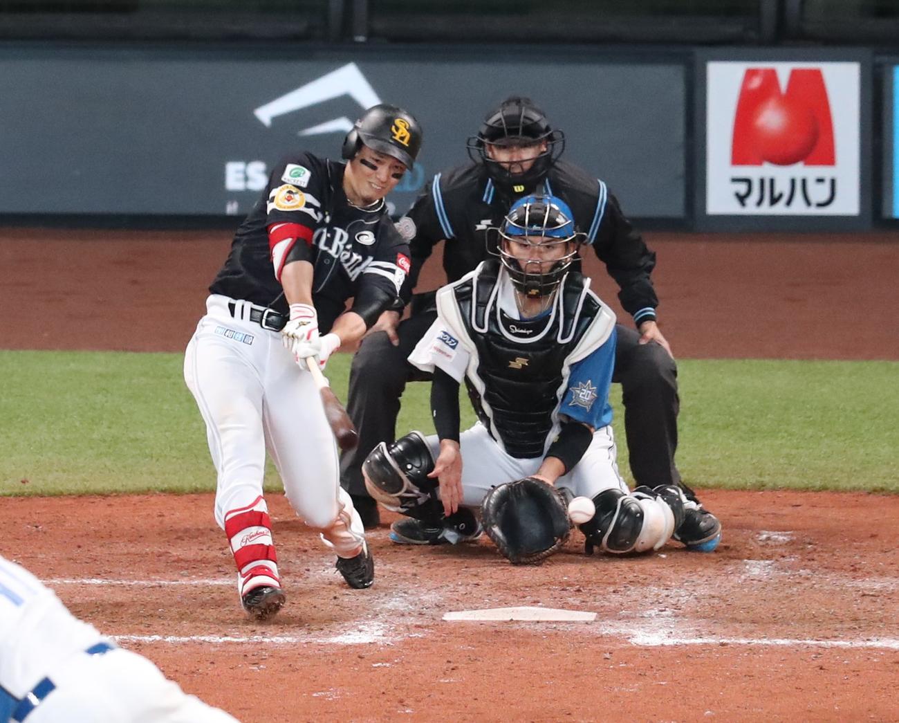 日本ハム対ソフトバンク　9回表ソフトバンク2死一塁、左前打を放つ栗原（撮影・黒川智章）