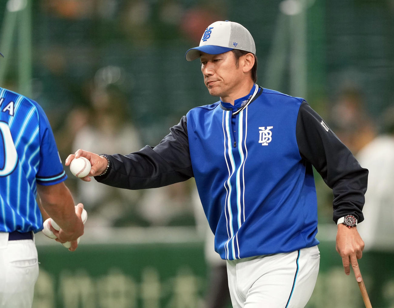 巨人対DeNA　試合前の練習を終え、引き揚げる三浦監督（撮影・狩俣裕三）