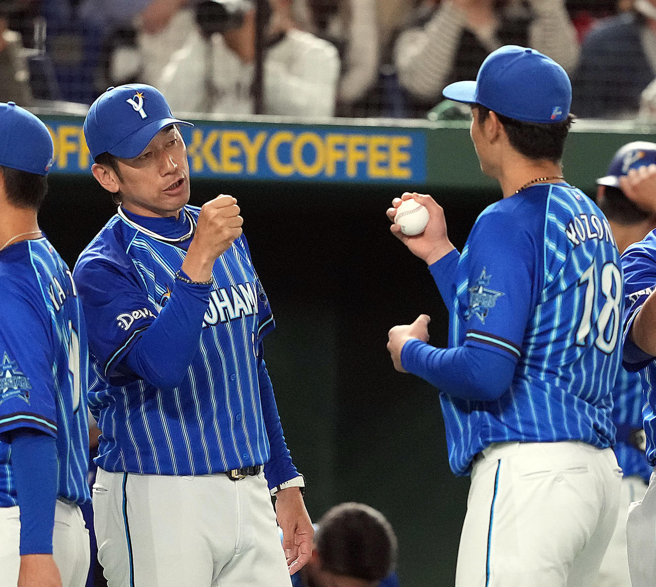 巨人対DeNA　試合後、小園健太（右）とタッチを交わす三浦監督（撮影・狩俣裕三）