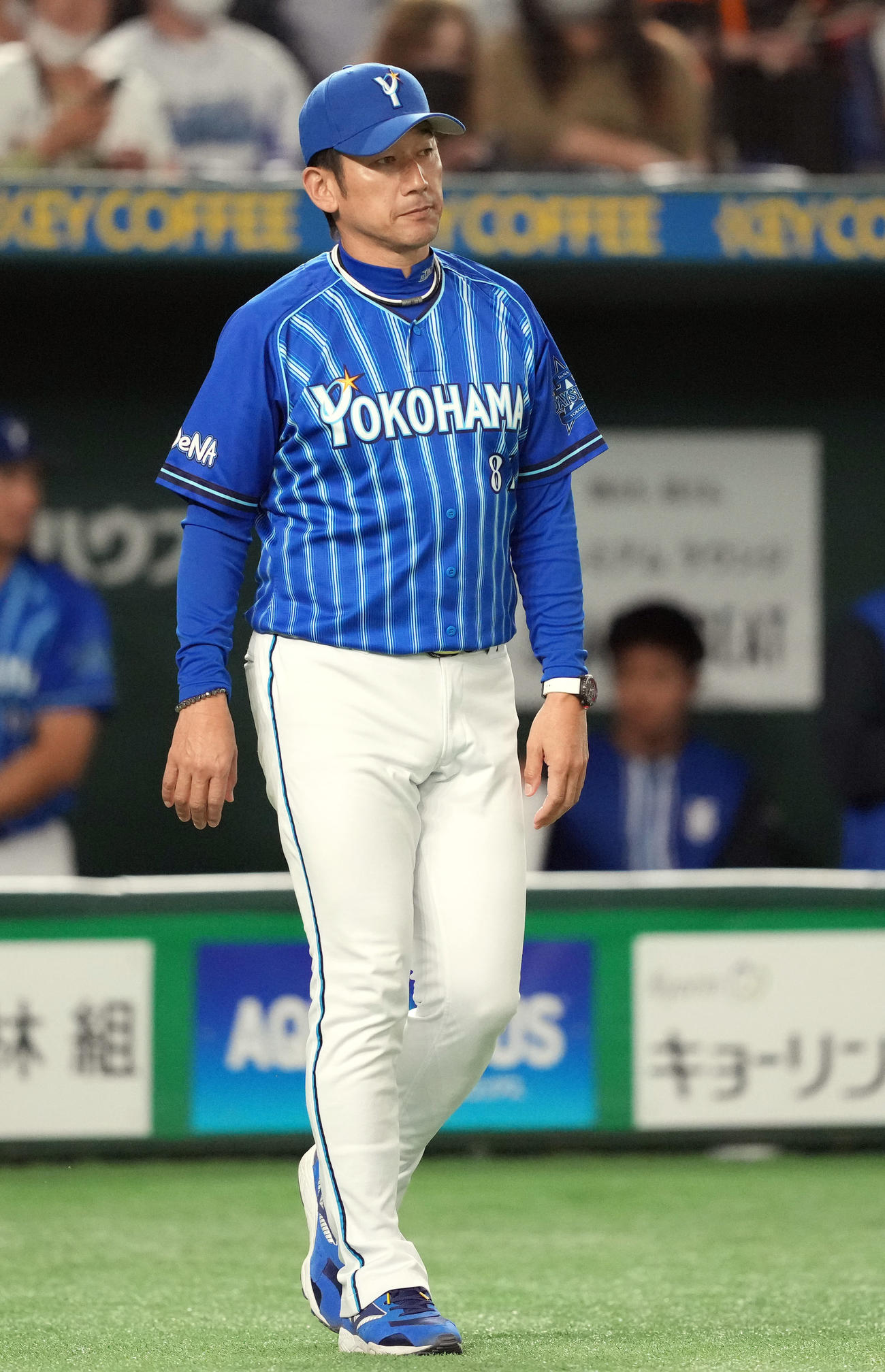 巨人対DeNA 8回表を終え、選手の交代を告げるため、ベンチを出る三浦監督（撮影・狩俣裕三）