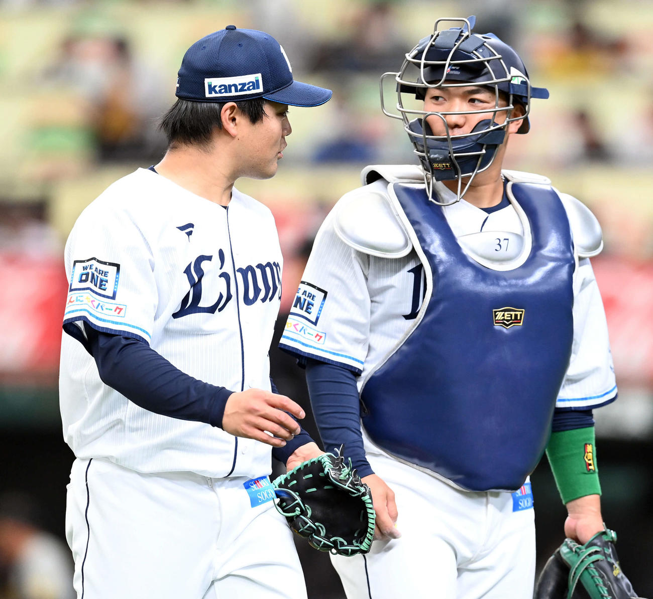 西武対阪神　初回を無失点に抑えた松本（左）と柘植のバッテリー（撮影・たえ見朱実）