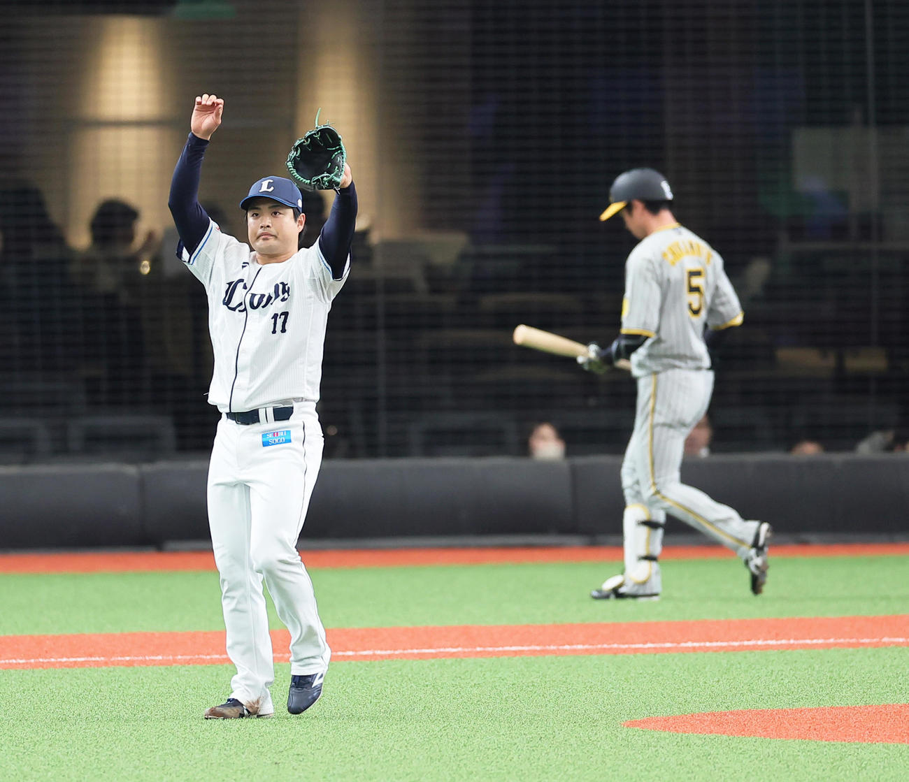 西武対阪神　1回表阪神無死、近本（右）を空振り三振に仕留めた松本（撮影・足立雅史）