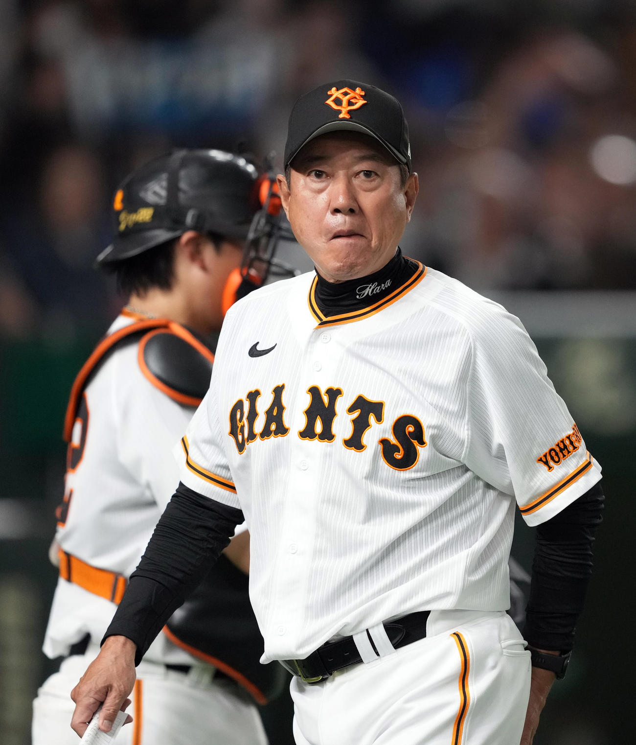 巨人対DeNA 6回裏を終え、選手の交代を告げ、ベンチに戻る原監督（撮影・狩俣裕三）
